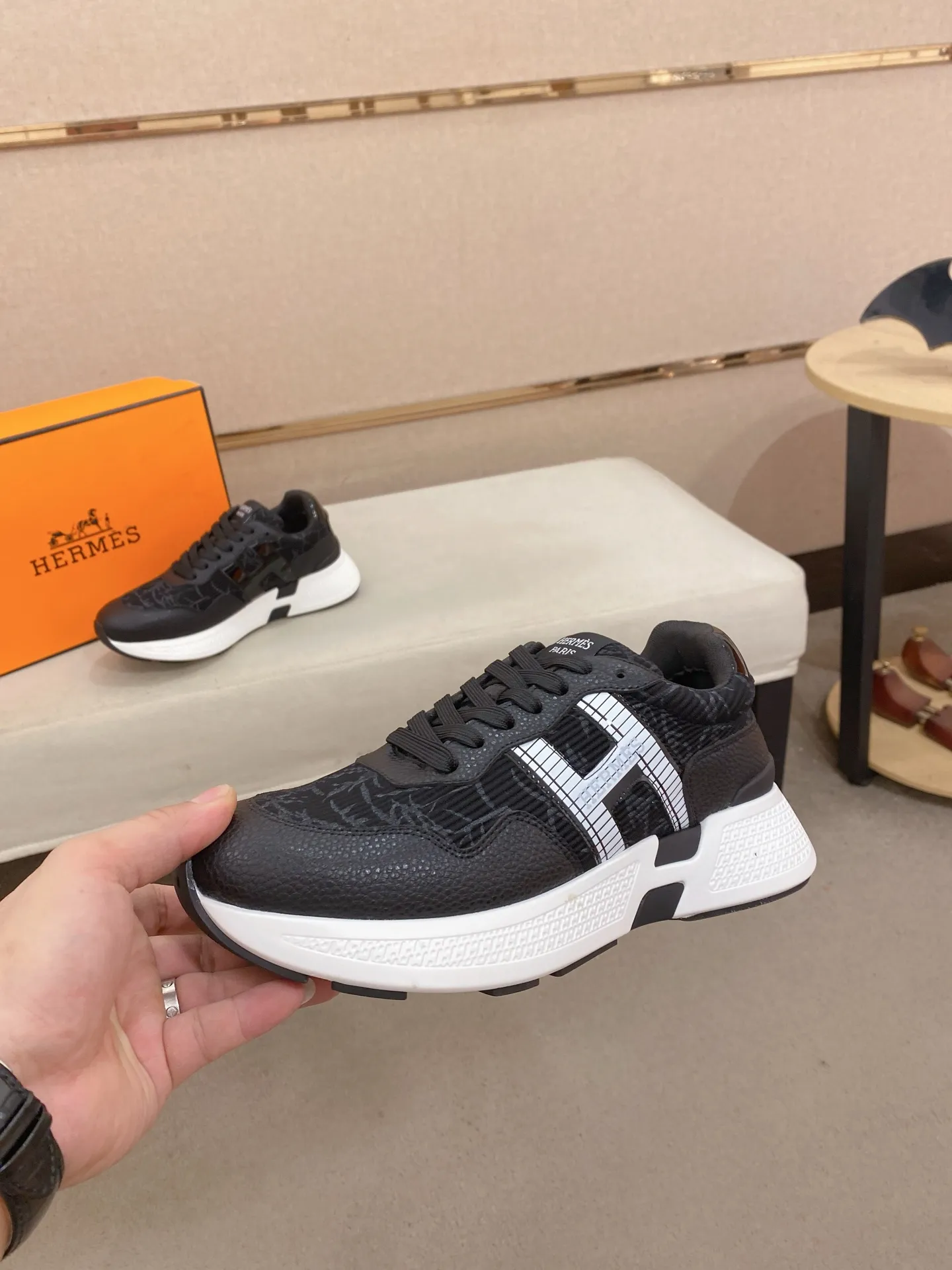 Factory price: 560💰《HERMES》【Classic Original Version】Hermès; Top 🔝 Purchasing Agency 🔍🔍Men's latest 🇺🇸 counters are on sale simultaneously, imported from Italy original ▲▲cowhide ▲▲ (high-end, nobility, class) ) Exquisite workmanship (Italian 🇮🇹 imported water-dyed 🐂 cowhide lining) sole: original sole provided by the original factory, ⚠️exclusive double-layer activity·TPR·rubber·combined molded outsole; super comfortable·wear-resistant·non-slip·environmental protection The real thing is more beautiful if you take the real thing (high quality, follow the order). You can enter and exit the counter at will * Number of yards: 38-44 (45 can be customized and cannot be returned or exchanged)